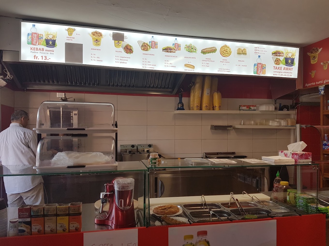 Menu illuminato con piatti e prezzi