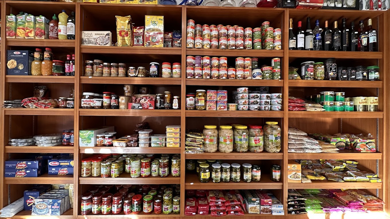 Prodotti alimentari sugli scaffali